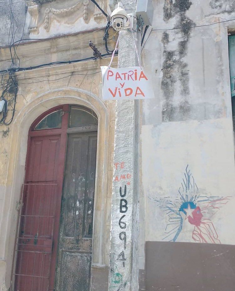 ngotranslations's tweet photo. #Cuba A nice looking #PatriayVida (#HomelandAndLife) sign hanging from the same camera used to surveil the home of dissident #artist @LMOAlcantara. 
Even UB 694 has joined the Patria y Vida Movement for FREEDOM.
#Canada #HumanRights @AtRiskArtists  @Freemuse98 @CADAL @charanzova https://t.co/Ez3J75oTrj