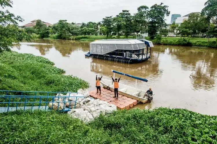 yoesoefay's tweet photo. INTERCEPTOR 001 nama mesin ini.
Buatan Boyan slat orang Belanda pendiri the ocean cleanup.
Satu hari bisa mengangkat 100 ton sampah dan beroperasi di kali Cengkareng drain.
Ironisnya mesin ini tdk berguna di negara asalnya Belanda ๐
#programfolbeck
@TheArieAir
@cuncunajaxezar https://t.co/IdaJ4UWDiM