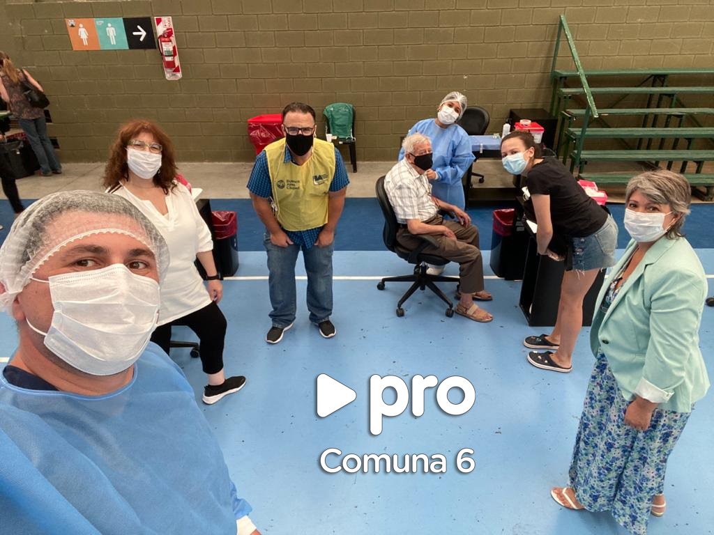 PROComuna6's tweet photo. Sigue la vacunación de adultos mayores de 80 años, 3er día para los vecinos de #Caballito.
Los familiares que los acompañan agradecen la atención y los abuelos felices por esta esperanza de recuperar su libertad.
#ClubFerro #AdultosMayores
#Comuna6 #Vacunatorio https://t.co/GlqHssnYWt