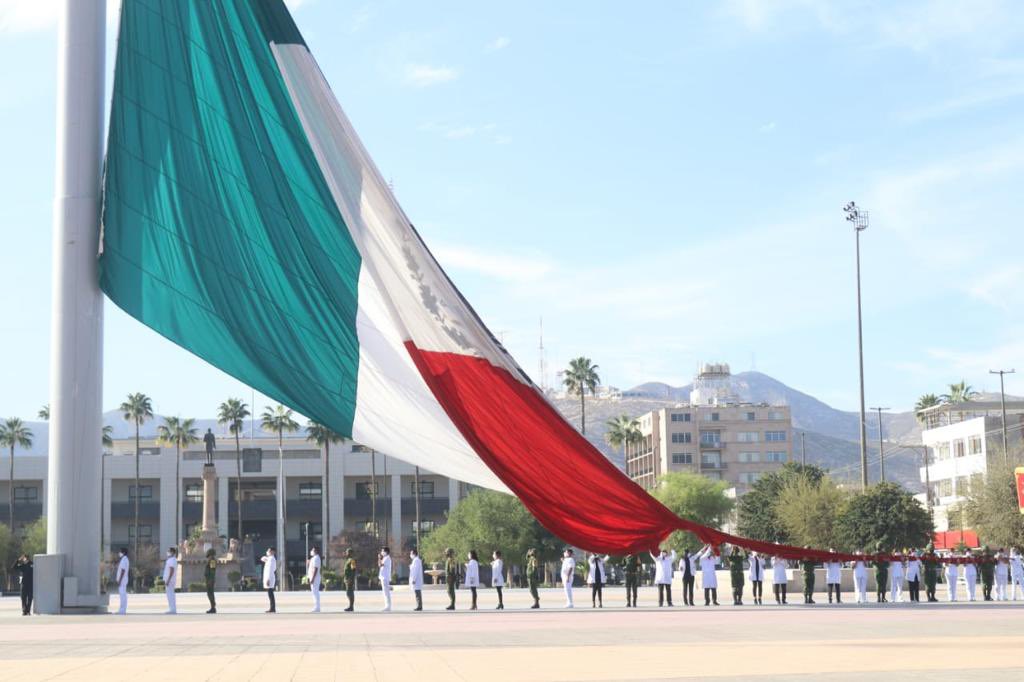 JZERMENOI's tweet photo. La bandera nacional nos unifica a todas y a todos, a pesar de las diferencias culturales, étnicas, religiosas y sociales, todos nos identificamos orgullosamente como mexicanos y uno de los signos de unidad nacional es la bandera. 
#TorreónCiudadEnEquipo #EnEquipoLoHacemosMejor https://t.co/0uXsPki6LF