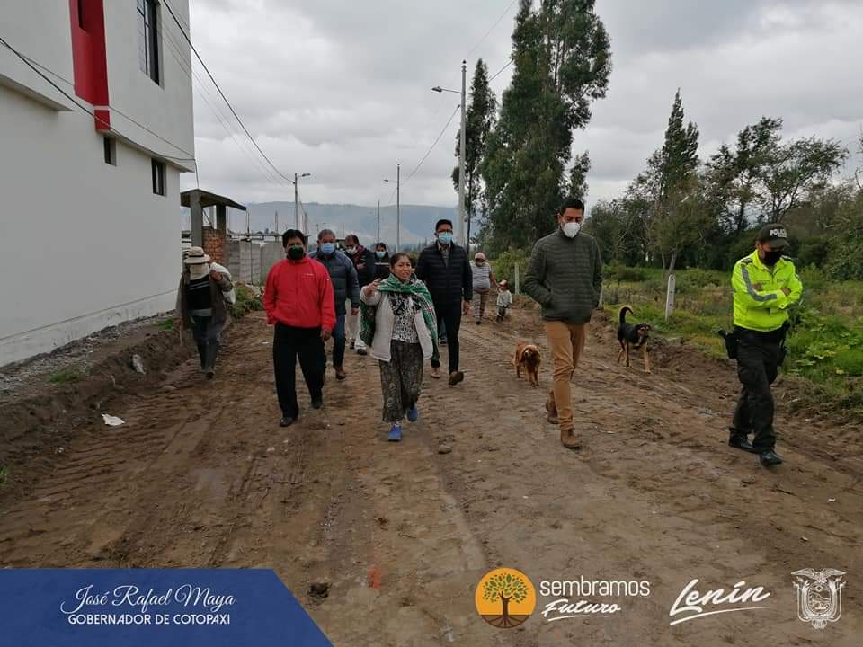 Gober_Cotopaxi's tweet image. El Gobernador de #Cotopaxi, @joserafaelmaya acudió hasta el barrio #Forastero de la parroquia #BelisarioQuevedo del cantón #Latacunga con el objetivo de observar los avances del mantenimiento vial en aproximadamente 150 m. en este sector.