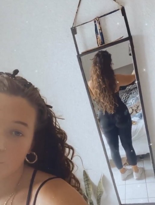 I know short hair is trendy but I just love having long hair like a whole ass princess I hope it never