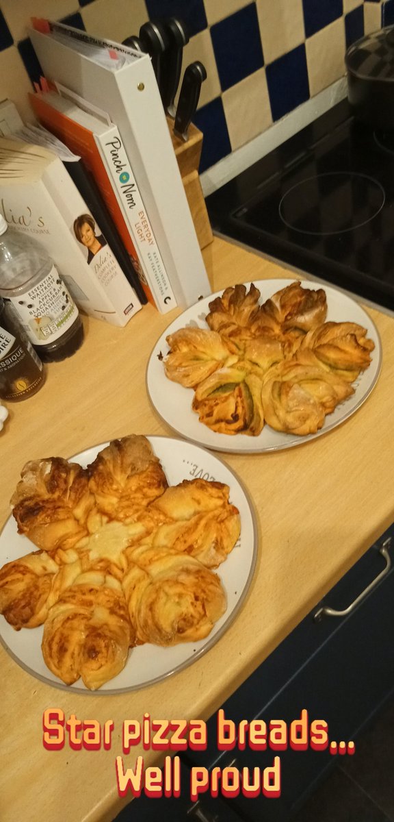Nikkiematthews's tweet image. Made @LiamcBakes pizza star bread yesterday. Absolutely DELICIOUS!!!! #starbread #pizzatreats #yummy