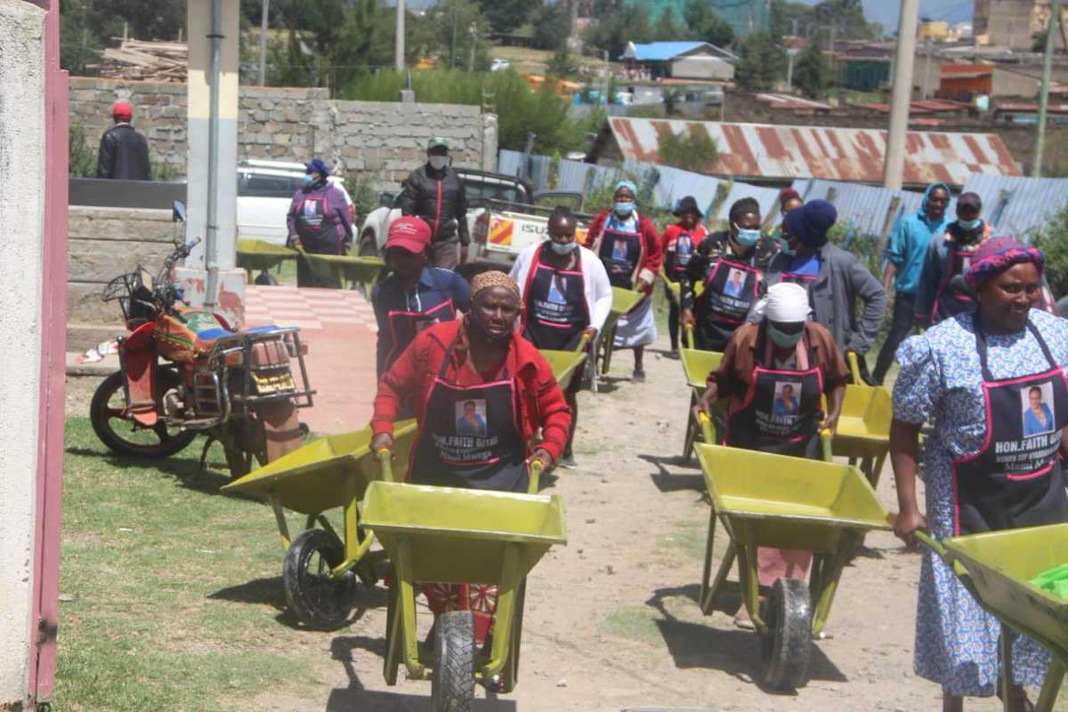 We believe that every hustle matters. That handcart business might be the next group of companies. Issued handcarts and wheelbarrows to roadside vendors displaced by the demolitions by @KenyaRailways_ . #kazinikazi @WilliamsRuto @OleItumbi