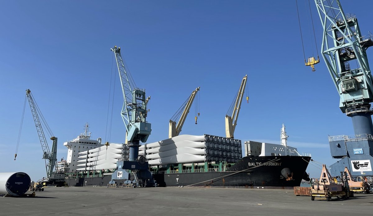 _PALR_'s tweet photo. ⚓️Le BALTIC HARMONY a accosté dans la nuit à Chef de Baie, avec un chargement impressionnant : 78 pales d’#éoliennes à son bord !

🏗 18 pales, soit 346 tonnes, ont été déchargées par les dockers de #LaPallice, véritables spécialistes des colis lourds. #port #larochelle https://t.co/PAN7EwetP6