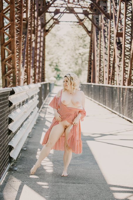 Happy #TwinPeaksDay ☕️🍒🔥 Pics of me on &lsquo;Ronette&rsquo;s Bridge&rsquo; in Snoqualmie, WA. Taken in 2019 by Heather<a href="/tag/twinpeaksday"class="tags">#TwinPeaksDay</a>
