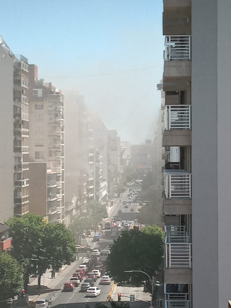 Mucho humo en Palermo. Av. Córdoba 3500. Policias, ambulancias. Incendio? @batransito @EmergenciasBA @AlertasTransito @jotaleonetti @solotransito