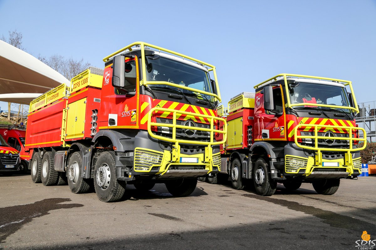 sdis21's tweet photo. 🚒 Ils viennent d'arriver... 13200 litres d'eau, un débit de 2900 litres/min, une pompe 3000/15, 70m de portée grâce à la lance-canon : le tout sur un châssis Mercedes Actros 32 tonnes ! 
Bref, le @sdis21 est fier de vous présenter ses 2 nouveaux #CCFS prochainement en service ! https://t.co/Bdx6rSdWr7