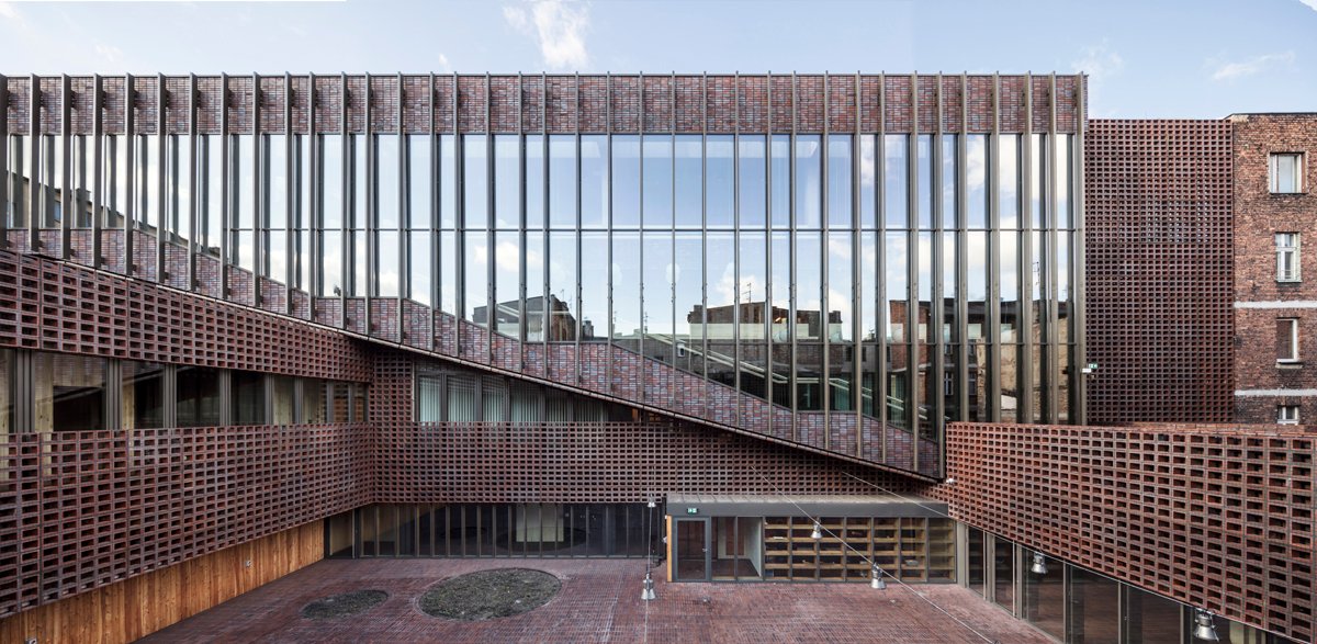 Rm_ArqT's tweet photo. #MiercolesEnladrillado

Facultad de Radio y Televisión de la Universidad de Silesia -2011
Katowice #Polonia
BAAS Arquitectura, Grupa 5 Architekci y Małeccy Biuro Projektowe

Se integra el edificio preexistente que estaba previsto demoler
Grand Prize Brick Award 2020
📸#AdriàGoula https://t.co/R9YJp4xOAY