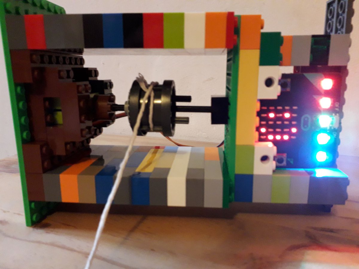 JayElf2's tweet image. been experimenting with using Geekservo/Lego and Micro:Bit winch to pull #MicrobitVirtualParade float (still under construction...)