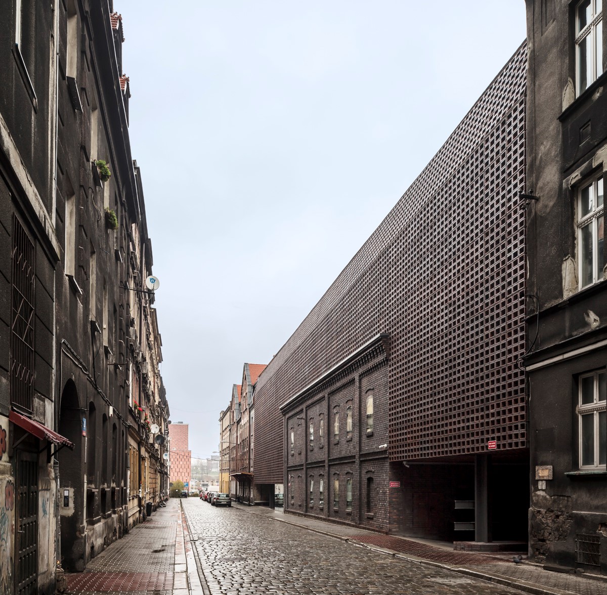 Rm_ArqT's tweet photo. #MiercolesEnladrillado

Facultad de Radio y Televisión de la Universidad de Silesia -2011
Katowice #Polonia
BAAS Arquitectura, Grupa 5 Architekci y Małeccy Biuro Projektowe

Se integra el edificio preexistente que estaba previsto demoler
Grand Prize Brick Award 2020
📸#AdriàGoula https://t.co/R9YJp4xOAY