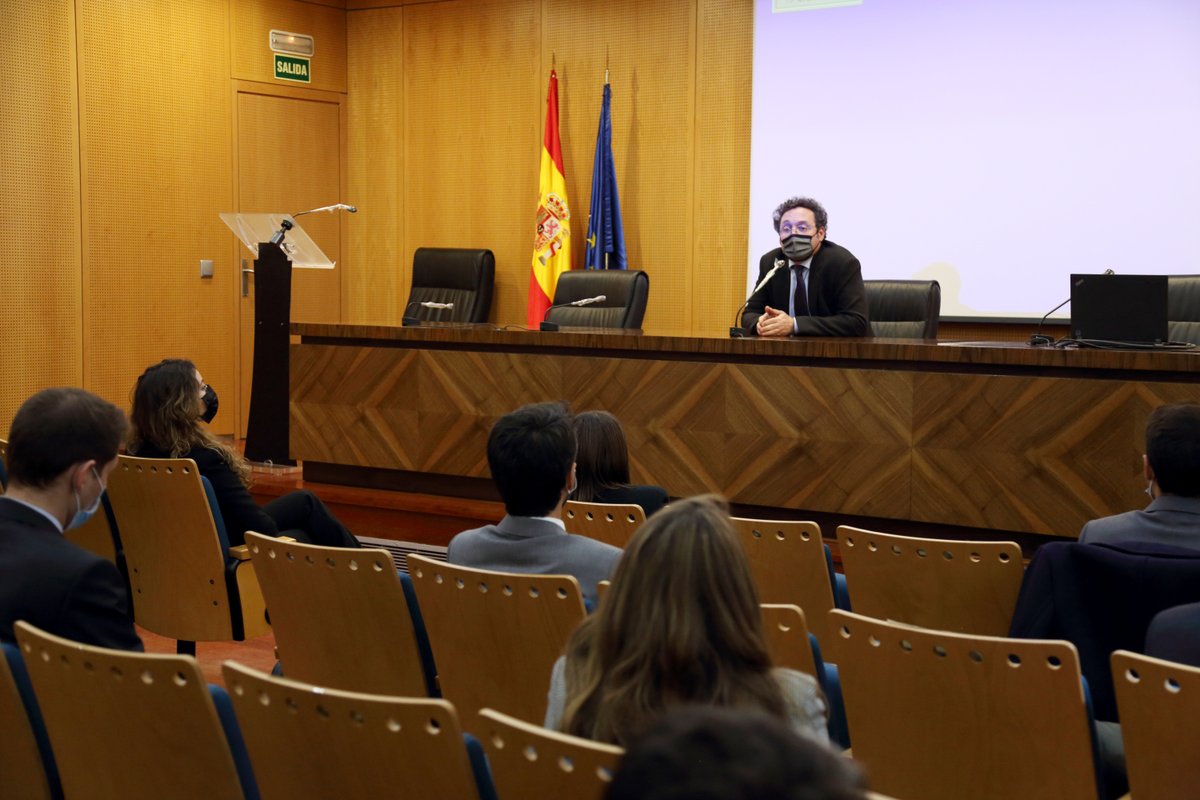 fiscal_es's tweet photo. El Fiscal de Sala de la Secretaria Técnica, Álvaro García, y la Fiscal Isabel Martín han ofrecido unas palabras de bienvenida al 3er grupo de fiscales en prácticas de la 59ª promoción en su visita formativa a la #FiscalíaGeneral. https://t.co/CHWw7fvHn2