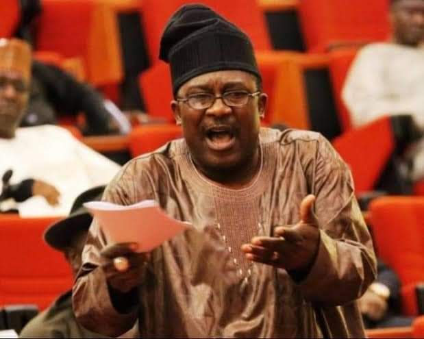 MrNwabuezeS's tweet photo. The @NGRSenate is not a place for ragamuffins like #SenatorUnsmartAdeyemi. Sadly, characters like him have polluted the Hallowed Chambers.

#SenatorUnsmartAdeyemi https://t.co/VsXjA7q4Vm