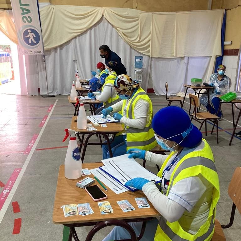 AIEP's tweet photo. ¡Aprender sirviendo a la comunidad! 💙
Estudiantes TENS en práctica de AIEP San Antonio, están entregando apoyo logístico a los equipos de vacunación del @ministeriosalud que hacen frente a la pandemia. #OrgulloAIEP https://t.co/0RQjxTQvTZ