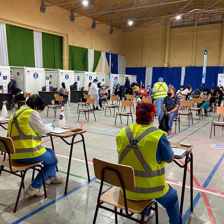 AIEP's tweet photo. ¡Aprender sirviendo a la comunidad! 💙
Estudiantes TENS en práctica de AIEP San Antonio, están entregando apoyo logístico a los equipos de vacunación del @ministeriosalud que hacen frente a la pandemia. #OrgulloAIEP https://t.co/0RQjxTQvTZ
