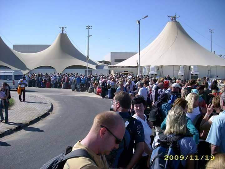 للناس إلى ملهاش شغل إلا إنها تشتم فى عهد الرئيس مبارك
ده مطار الغردقه عام 2009
ودى السياحه إلى كانت فاتحه بيوت20مليون مواطن هو ده الأمان إلى كل العالم كان حاسس بيه فى مصر 
رحم الله الرئيس مبارك وأسرته فسيح جناته🤲
