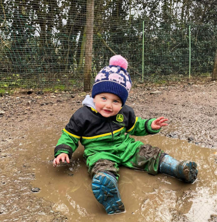 FarmersGuardian's tweet image. The plus side to rain...PUDDLES! ☔️ 
📷 tractorsandtweed
#puddlesplashing #farmkid #johndeere #farmlife