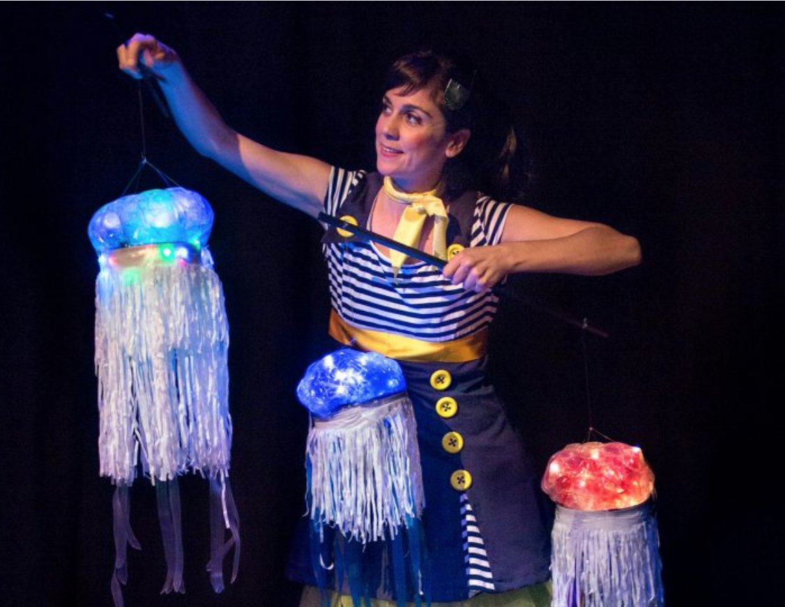 El Peix Irisat, és l’animal més bonic de tot l’oceà, però es troba molt sol. Per què els altres peixos no volen jugar amb ell? Vine a descobrir-ho diumenge a les 18h a la Sala Josep Brossa de la Patronal #SQV #teatrefamiliar
Compra la teva entrada a ➡entrapolis.com/entradas/el-pe…