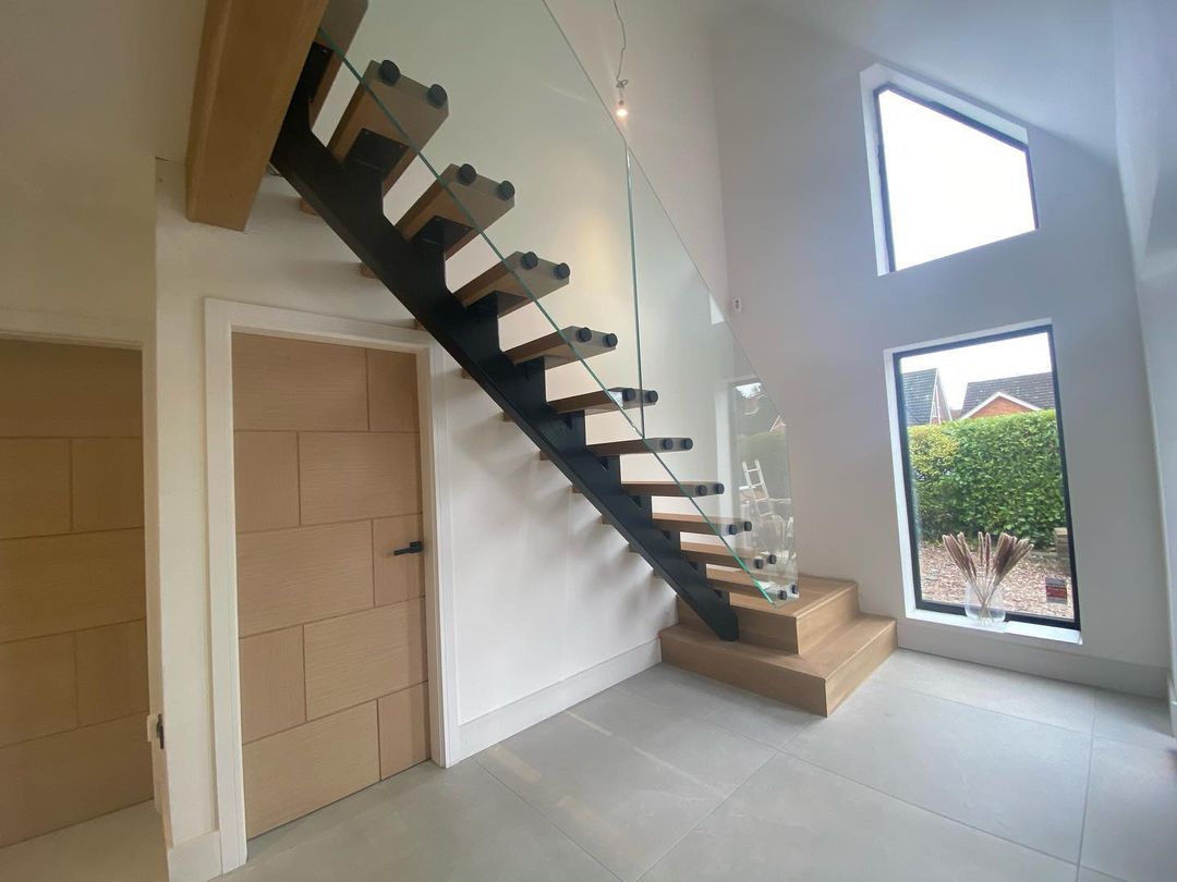 The Ravenna oak doors, coupled with matte black handles, work in perfect harmony in this beautiful design-led property. 

🚪: xljoinery.co.uk/PFINTORAV-Prod…
📸: @holdan_renovations