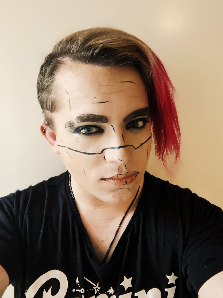 Cell shading makeup to pass the time in lockdown.
#Lockdown #Borderlands #makeup #sfx #rpg #videogaming #LGBTQIA