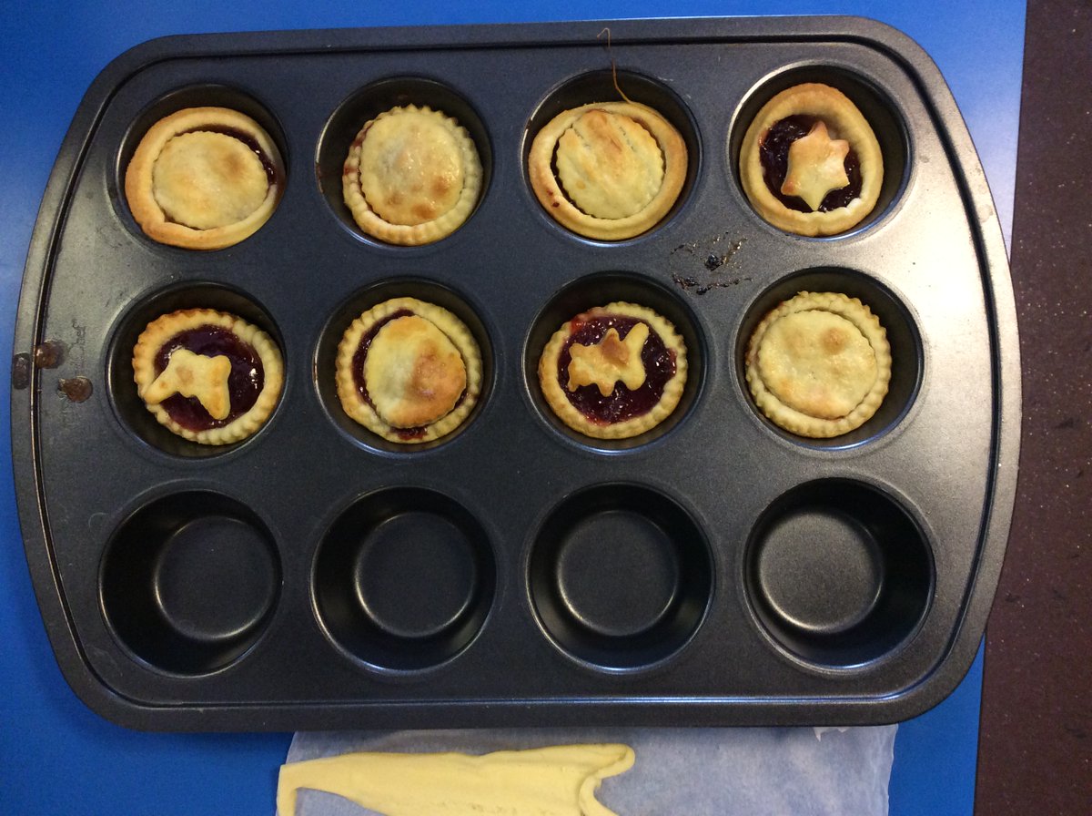 FoxHill_Primary's tweet photo. For #CoxellsKitchen this week, Y4 have baked a variety of pastry treats: jam tarts, jammie dodger inspired biscuits and bitesize sugary shapes! https://t.co/yfGfG5N5BR