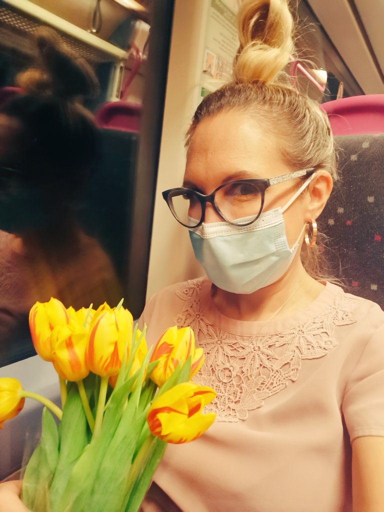 So touched that #RFHIDT <a href="/RoyalFreeNHS/">Royal Free London</a> team gave me this cute bunch of flowers today, just because. #thankyou #liftedmymood #grateful #suchalovelythought 💙💐 <a href="/CNWLNHS/">CNWL NHS FT</a> #CamdenIAS <a href="/patwizzbut1/">pat@wizzbut 💙</a> <a href="/cahillmountain/">Caroline Cahill</a>