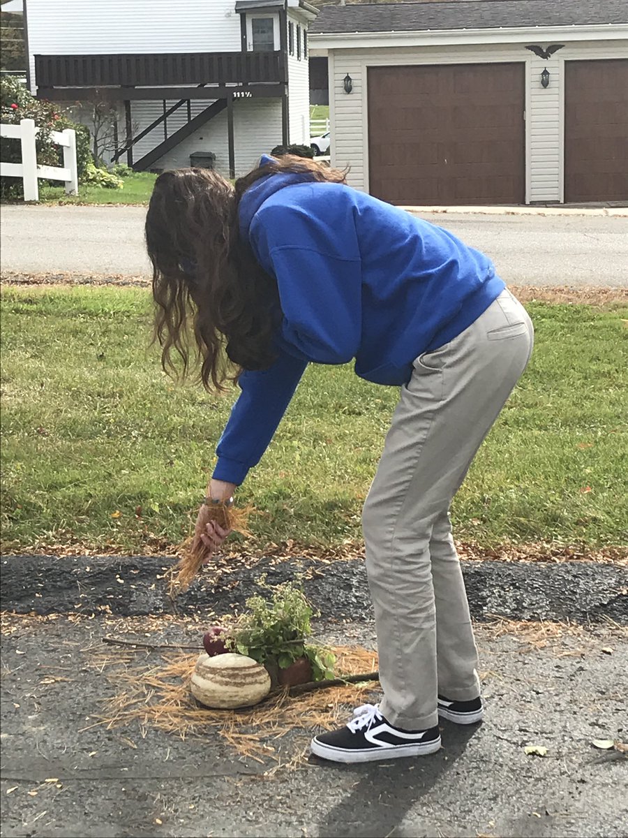 Saint_Gregs's tweet photo. A great day to go outside, get some fresh air, and create art out of nature! Saint Gregory students are eager to be in person with their classmates while remaining smart and safe!

#stgregorycatholicschool #zelienoplepa #masks #schoolsafe https://t.co/E5wq3ZMSDH