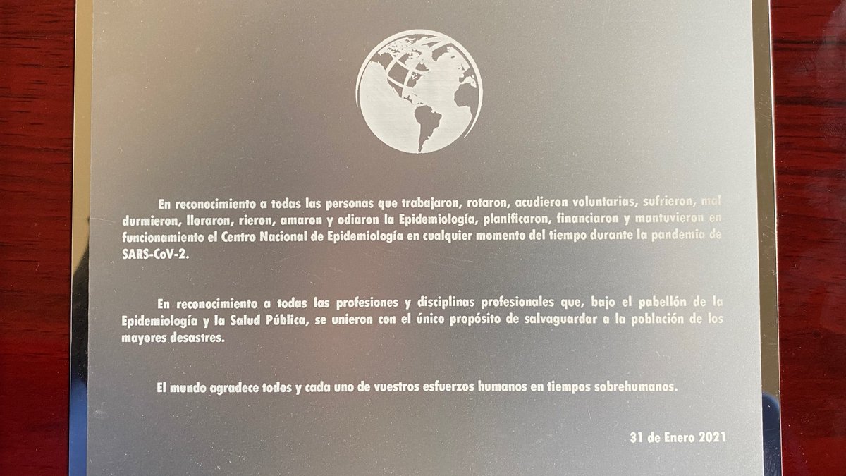 SaludISCIII's tweet photo. Detalles que refuerzan las ganas de seguir trabajando. Un ciudadano ha enviado al #ISCIII esta placa de agradecimiento a la labor durante la pandemia de todas las personas que trabajan en el Centro Nacional de Epidemiología. Un reconocimiento precioso y emocionante. ¡Gracias! https://t.co/KZkuApF0Z5