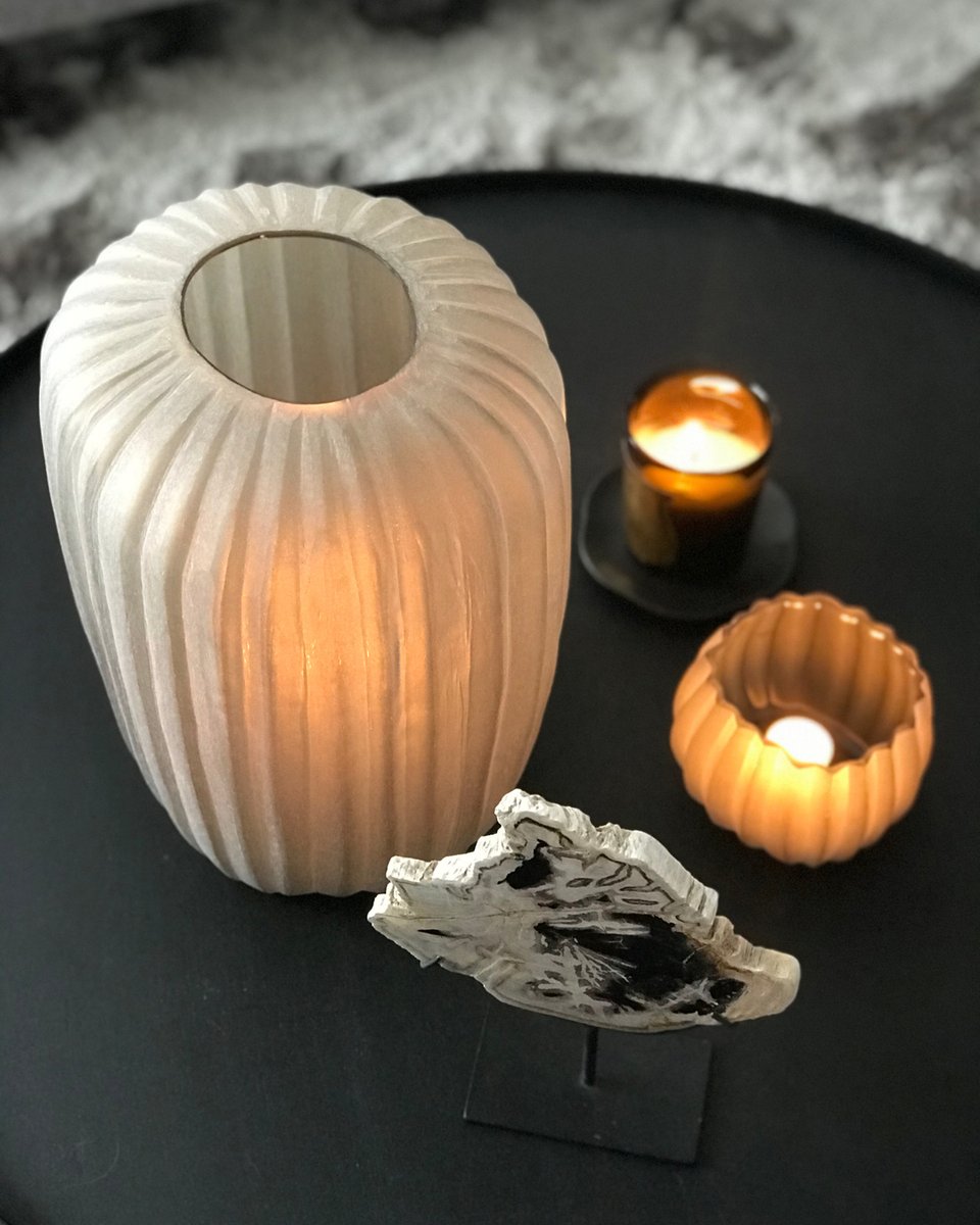 Bringing the final touch with luxury decoration items for a cozy home..
•
•
•
#interiors #interiordesign #architecture #home #luxury #luxurylifestyle #candles #coffeetable #blacktable #oak #coffeetabledesign #design #luxury #decor #decorations #vase #guaxs #marble #stone #r