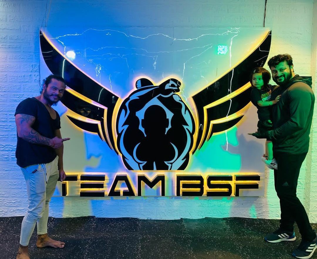 MohantyOf's tweet photo. @AnubhavMohanty_ Bhai with his extraordinary coach #BikramSahoo and his Little Queen Abhisarika at #TeamBsf (A unit of Fitness Mantra Gym) 😘🥰🙏 https://t.co/k5uQ6Zt3t7