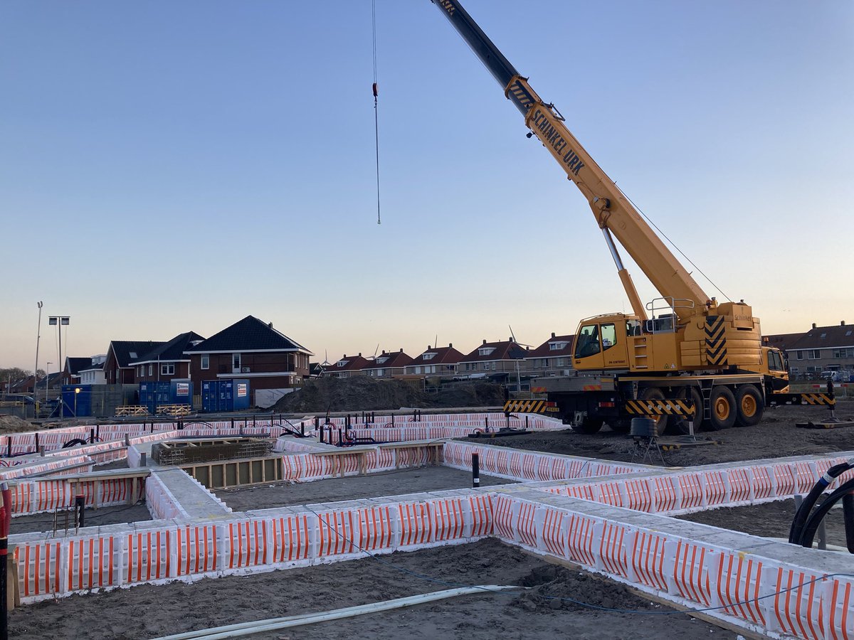 Afgelopen week is er veel techniek onder de vloeren voor gemonteerd. En ligt het allemaal klaar om de begane grond vloeren te leggen. Zelfs de kraan staat er al klaar voor. Morgen aanleveren bg vloer. #strakkeplanning #logistiekgoedvoorbereid