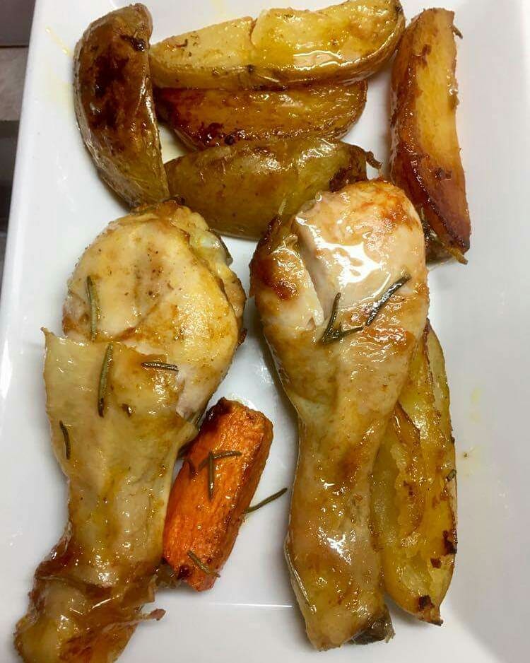 incucinaacasami's tweet photo. Sempre per rimanere in aria primaverile, oggi un bel pinzimonio di verdure fresche accompagnato da cosciotti di pollo al forno con patate e carote sempre al forno
#Pollo #polloalforno #Coscia #cosce #coscedipollo #patate #patata #patatealforno #pinzimonio #crudite https://t.co/6nGAeCiCyn
