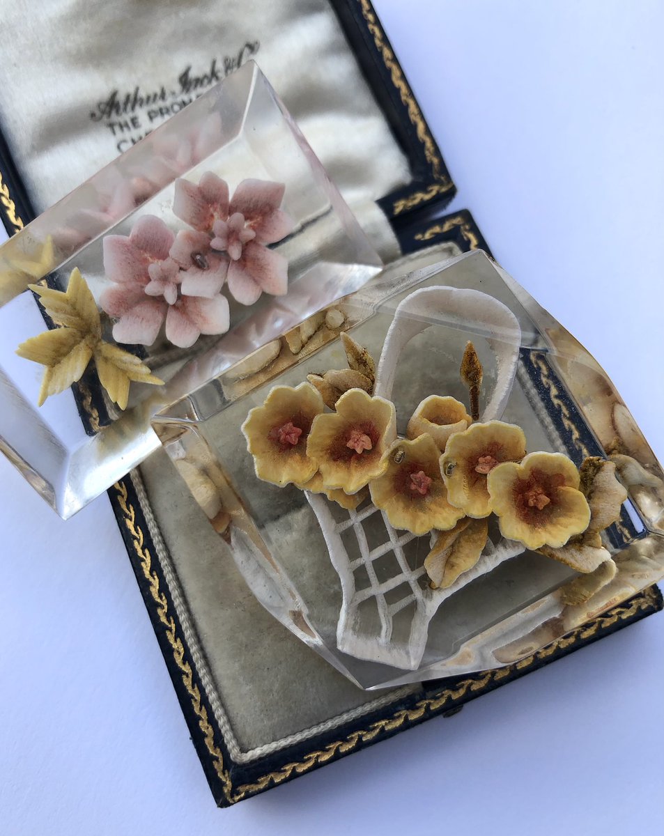 LisaMarieFranks's tweet photo. 🌟 Happy Hump Day! 🌟 
There Are Many Fabulous Treasures Arriving Today Over On Melksham Arcades Facebook Page.... Don’t Snooze &amp; Lose! #antiquedealer #jewellery #lucite #bakelite #vestacase https://t.co/pwMHpscdQL