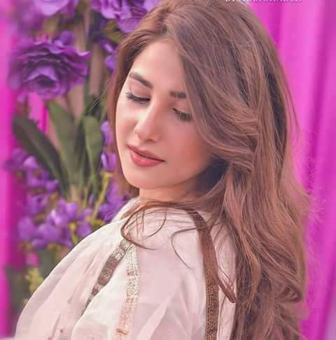 AsmaSafi11's tweet image. مورې چاړو پۀ لاس ګرځیږي
د لور غومبوري ورته چا سرۀ کړي دینه☺