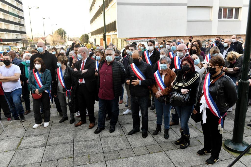 grandparissud's tweet photo. De nombreux #élus et habitants ont répondu présents à l'appel de @BrunoPiriou pour un rassemblement de solidarité contre les violences ayant eu lieu dimanche soir envers des élus de @Corbeil91100
 
#grandparissud #tousunis https://t.co/JwYj2Ee1oL