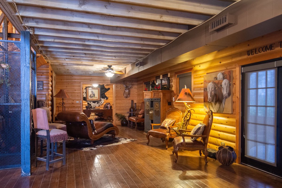 BrodyMayberry's tweet photo. Lots of western furniture and home decor up for sale! Message me if you see something you like! Also have multiple John Wayne pictures and cut outs for sale. https://t.co/IkmznCOdhp