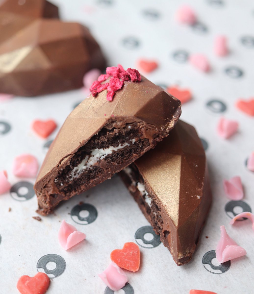 Oreo Loveheart Biscuits 🤤
Handmade by our bakers! 
Available in our ‘Little Box of Hugs’ and soon to be instore 👀
Vegan options available 🌱
therollingdonut.ie/orders/
.
.
#oreo #biscuit #chocolate #new #handmade #gift #giftideas #vegan #veganfood #food #foodie