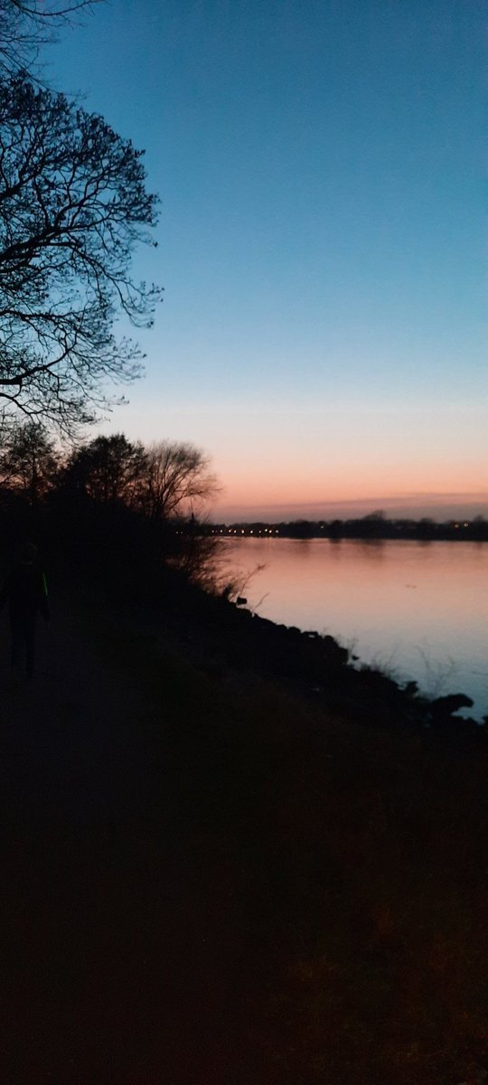 anouk_franssen's tweet photo. Nog even een rondje langs maas. #wiesjoonoslimburgis https://t.co/oJerkq3Jrg