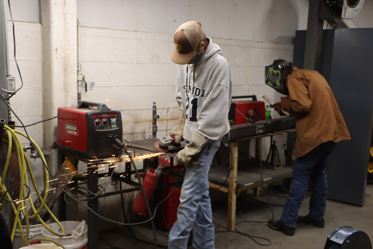 Jeffco_ATS's tweet photo. Our Building Repair Technology students are learning about small engines and residential wiring this week in class. These students get a foundational knowledge in many different topics. 

For more information about the ATS, visit https://t.co/J7jTJ3WWNa

@GoJeffco https://t.co/w2sY1KcZNT