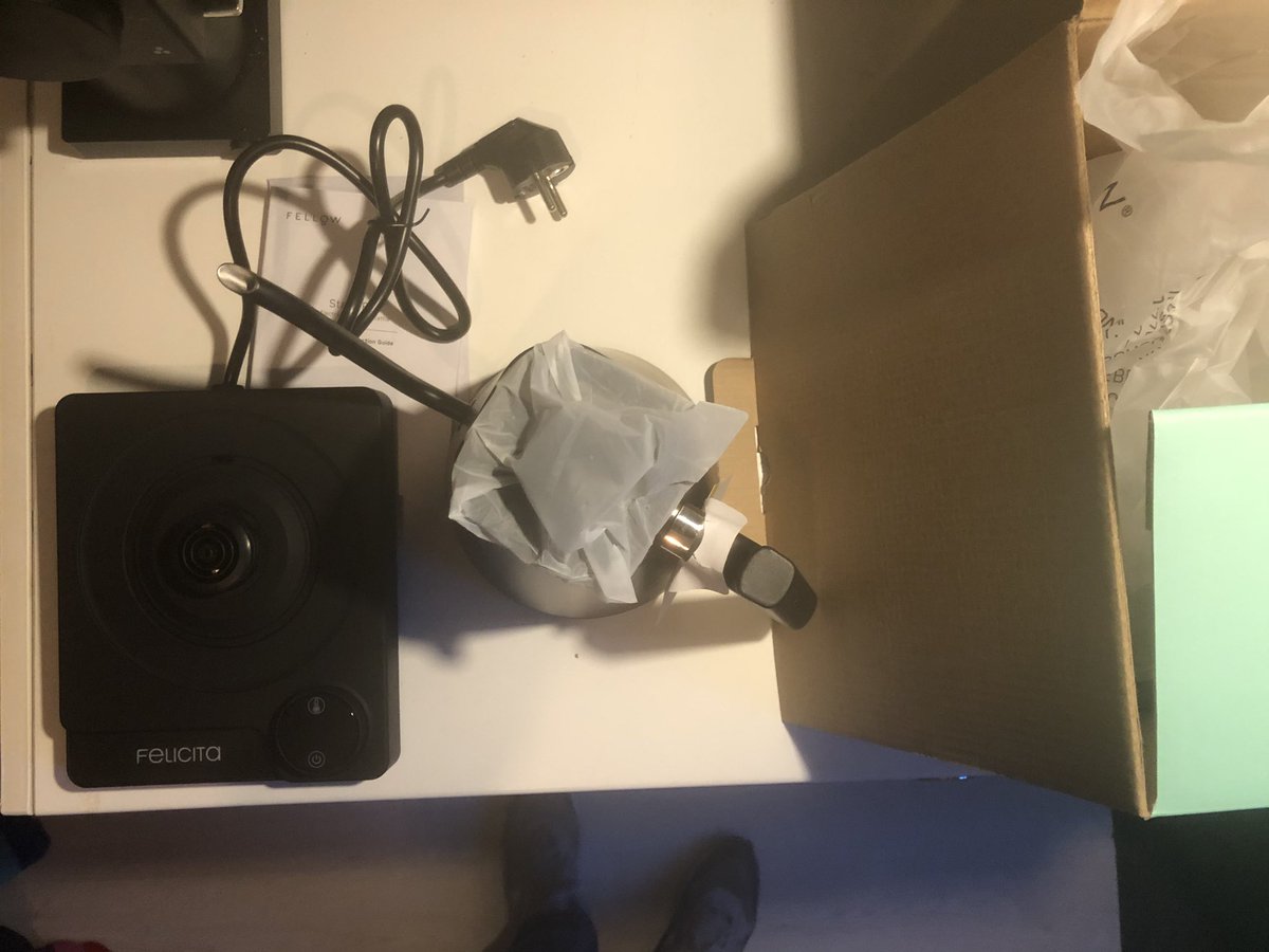 dedanieldeboer's tweet photo. @FellowProducts what is this?!!!! Your box, your brand on the manuals, but a Felicita inside.....😔 https://t.co/Ly6fQAHFRH