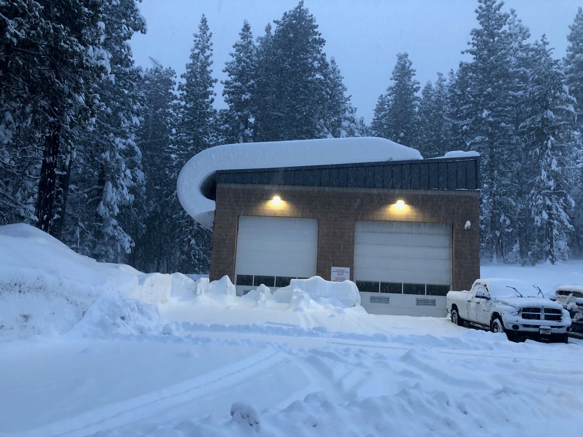 CaltransDist10's tweet photo. An awesome sight indeed but Imagine if that snow on top of our #CampConnell base station in the Sierra Nevada fell on you or your car? This photo from Mike Johnson on our maintenance team is a reminder to stay away from buildings where snow has accumulated. Stay safe this winter! https://t.co/8lUhXRwPWm