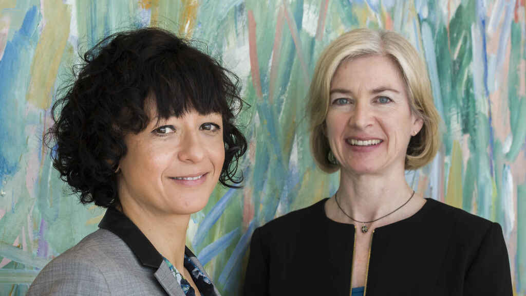 DoudnaJennifer's tweet photo. "Las madres de la edición genética", así nos llaman algunas personas, entre ellos, nuestros amigos de @elespanolcom 
 a @EMMANUELLECHARP y a mí!

https://t.co/40EmJWPYv2 https://t.co/GMjxlwPCYU