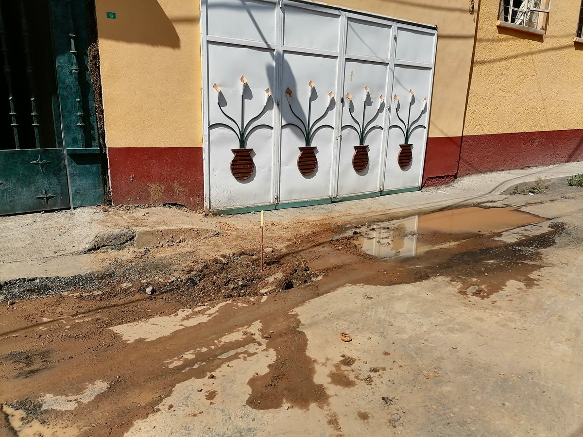 Así dejó la <a href="/AlcaldiaAO/">Alcaldía Álvaro Obregón</a> nuestra calle de Desierto de Atacama.
Pedimos envíen una cuadrilla de Bacheo para su reparación, no se puede ni transitar como se ve en las imágenes.
<a href="/AlbertoEsteva/">Alberto Esteva +🤚</a> y <a href="/tallabs10/">Salvador Tallabs</a>, ahí es en donde deben poner principal atención.