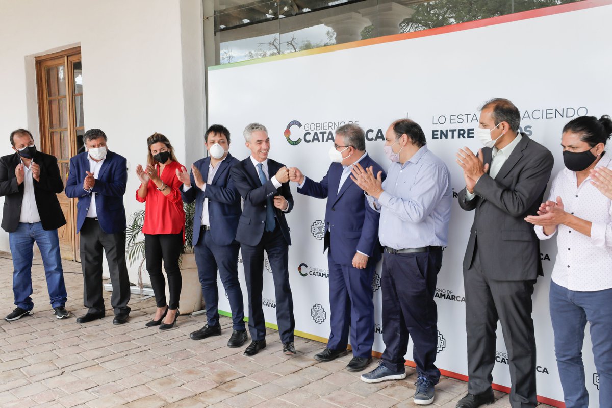 mariomeoni's tweet photo. En Catamarca, junto al gobernador @RaulJalil_ok e intendentes firmamos convenios para realizar obras necesarias en distintas ciudades de la provincia, en el marco del Plan de Modernización del Transporte. 

La inversión total será de más de $1.921M. 

#ReconstrucciónArgentina⬆️ https://t.co/uZLl6bE4QI