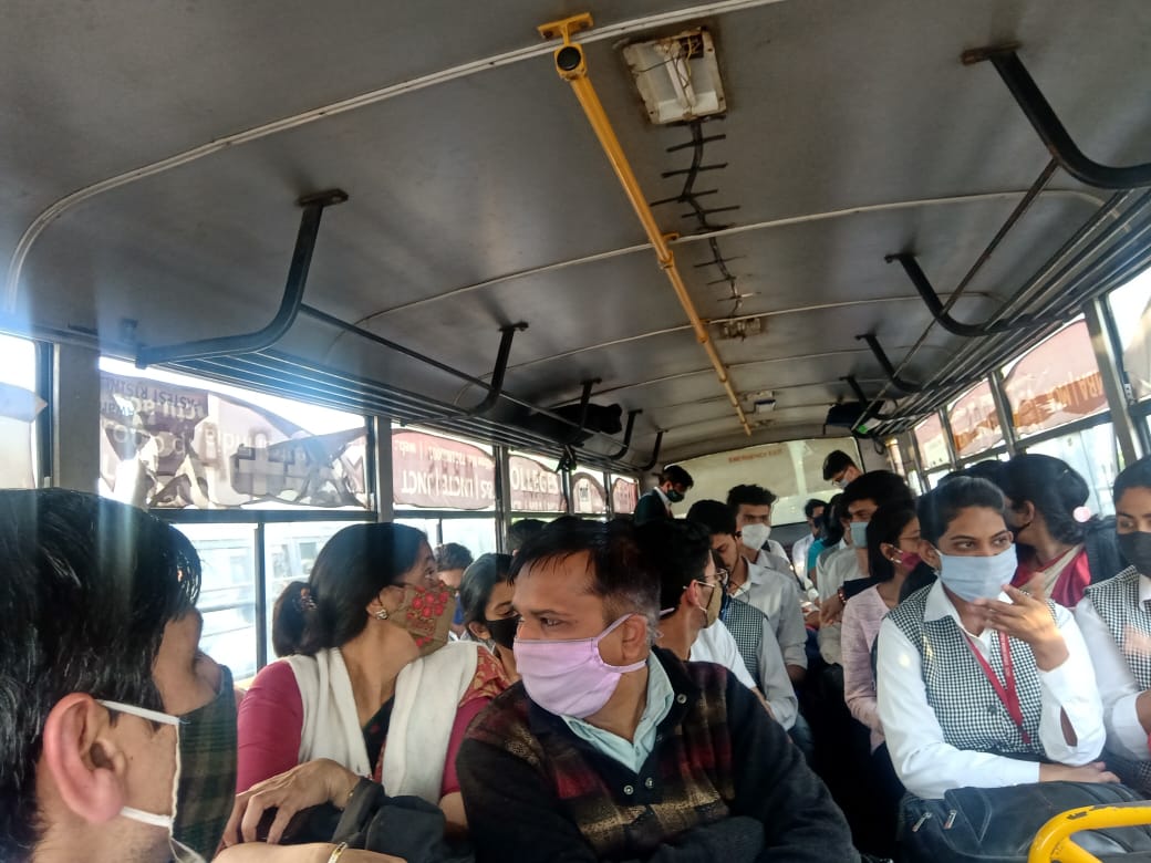 shivanshsn's tweet photo. No social Distancing no proper sanitization open violation of covid-19 norms at lnct bhopal fully responsible for spreading covid-19 @ChouhanShivraj @narendramodi @PMOIndia @AmitShah @drharshvardhan @IMAIndiaOrg @TOIBhopalNews @ANI @PIBBhopal https://t.co/Q1kU0HUXmN