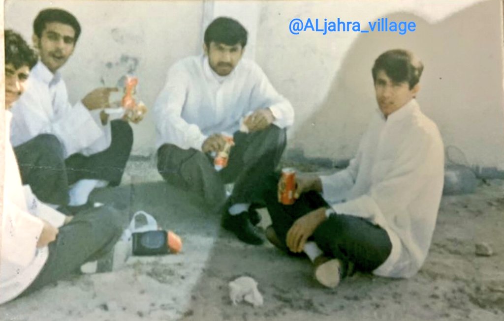 ALjahra_village's tweet photo. صورة التقطت سنة ١٩٩٥م في #ثانوية_الواحة_للبنين أثناء الفرصة وتجمع من اليمين /
*أحمد ركاد القحص
- مرسل الصورة - 
*بدر حجاج العلاطي
*فهيد محمد العجمي
*فواز فرج الشمري
- الله يمتّعهم بالصّحة والعافية -
#الجهراء
#الكويت 🇰🇼 https://t.co/pxEzWyIlE6