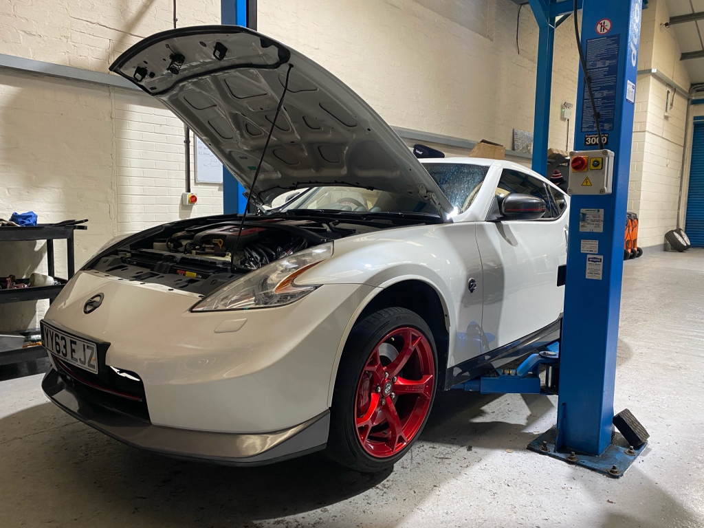 Nissan 370Z in for a major P3 service 

#370Z #Nissan #ServiceTime 

C1-R.co.uk