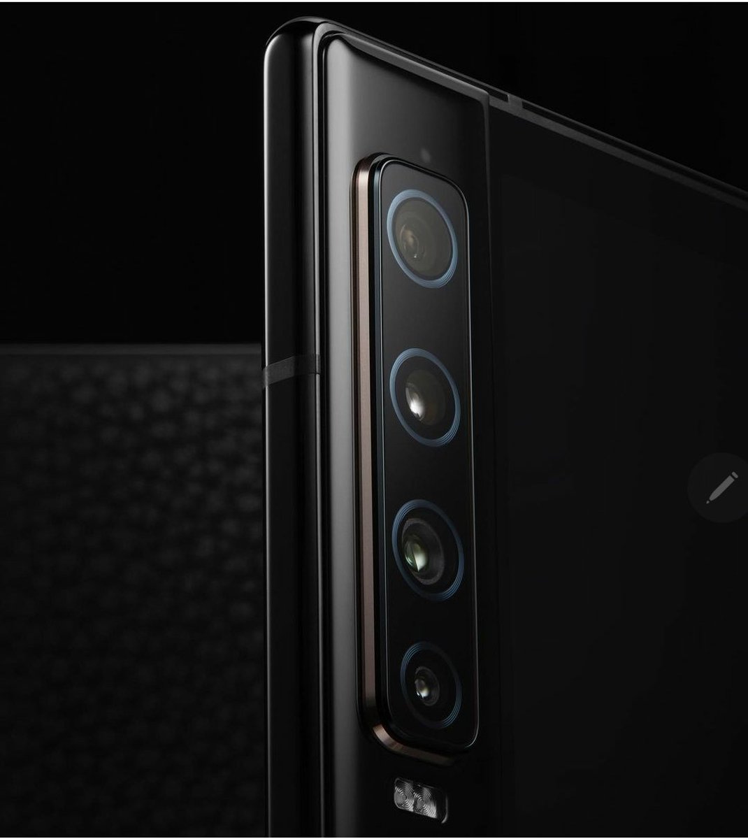 lservice24's tweet photo. vertu ayxta fold 5g https://t.co/qgWKgzX7I5