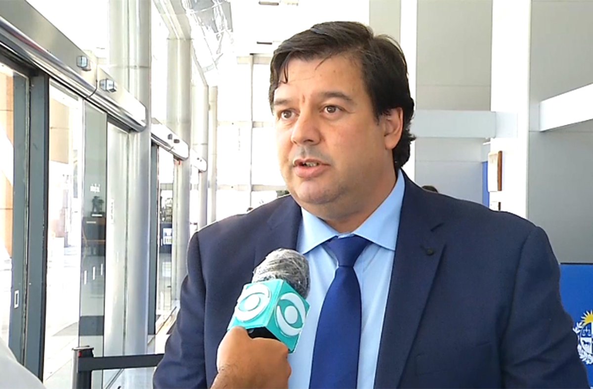 Subrayado's tweet photo. ÚLTIMO MOMENTO: Gobierno frenó obra clave de UPM por comenzar sin autorización y habrá sanciones. 
https://t.co/lwAuvcNF9A https://t.co/cEJeS9biCS