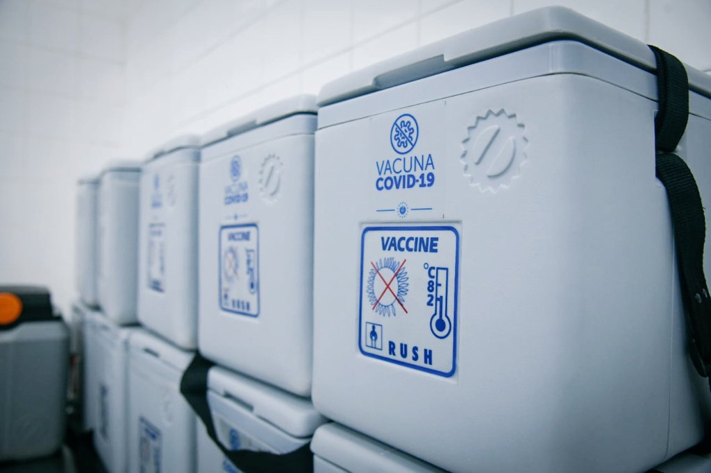 FranAlabi's tweet photo. Hace una semana ingresó el primer lote de vacunas contra el #COVID19; desde entonces, hemos garantizado que lleguen hasta nuestro personal de salud en todo el país. Al interior de cada hielera, transportamos la esperanza de vencer esta enfermedad. https://t.co/crnAW5UorS